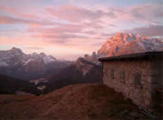 “Rumore appena visibile di scarpe chiodate. 1915/1917. Salendo al fronte per sentieri, mulattiere e strade dai paesi delle Tre Cime: Auronzo di Cadore, Dobbiaco e Sesto di Pusteria”. 